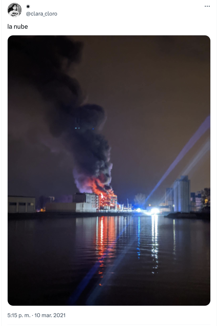 Captura de pantalla de un tweet donde aparece un centro de datos en llamas