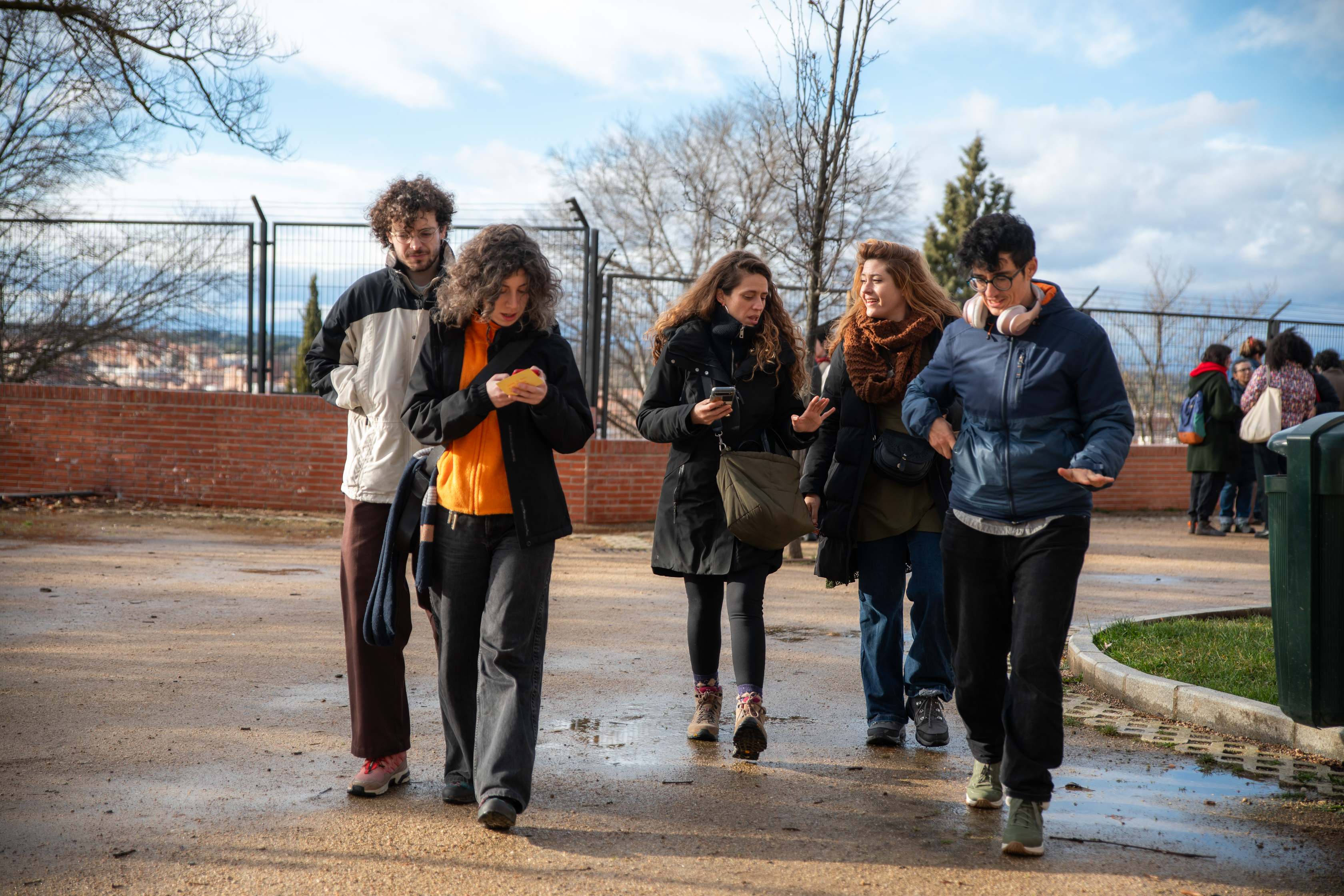 Grupo de personas camina en la calle